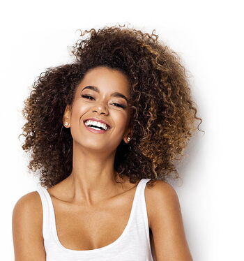 afroamerikanische Frau mit einer Afro-Frisur lächelnd